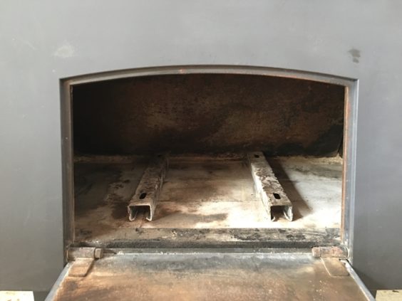 ススを取り払って、完了！ 炉床の金具は、エアコン室外機用のアングル。 薪を浮かせるのに、ちょうど良い高さ。 今まで使っていたレンガは熱割れして不便でした