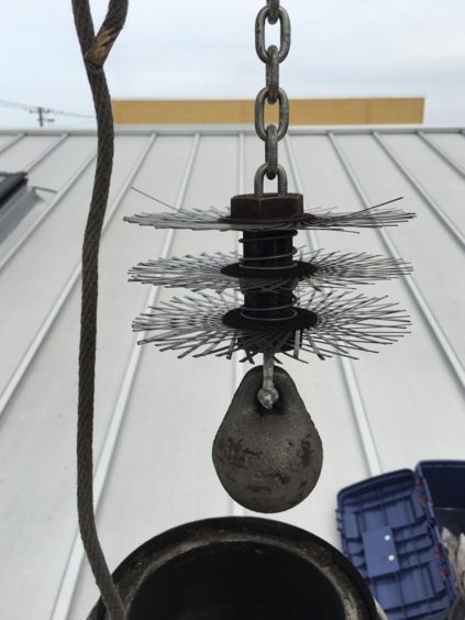 メトス・煙突掃除用チムニーボール。我が家は150mm。ストレート煙突なので、これをロープで吊るして上下させながらススを落とします